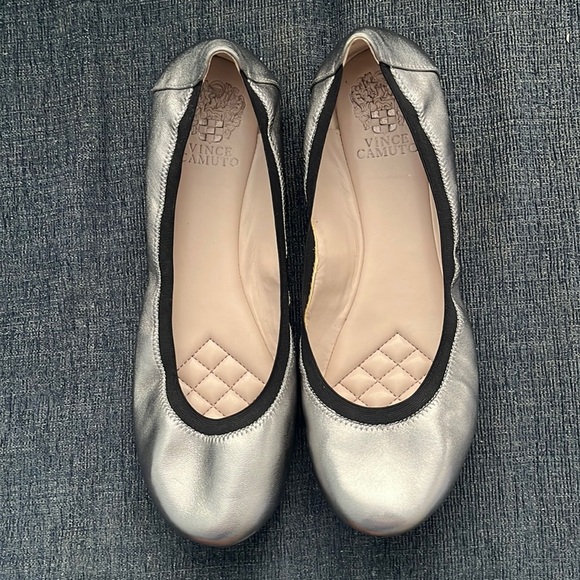 VINCE CAMUTO eliyah silver leather flats - Picture 1 of 2